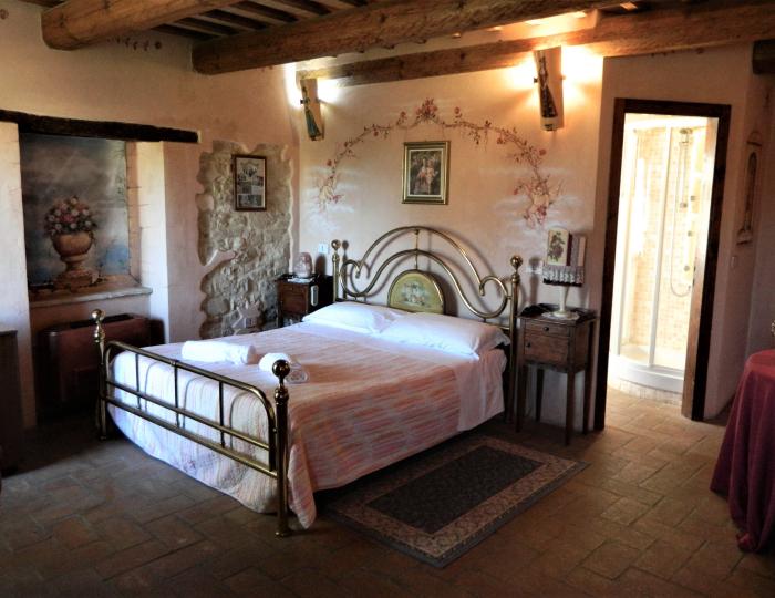 Il Paradiso del Re: Dormire in un Castello Medioevale con cena in camera in provincia di Ancona